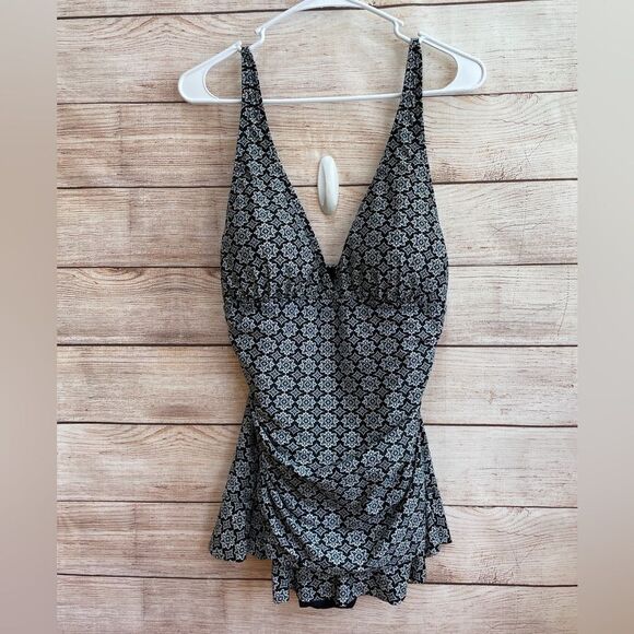 SHORE SHAPES SWIMDRESS IN BLACK AND WHITE PRINT - Picture 1 of 7